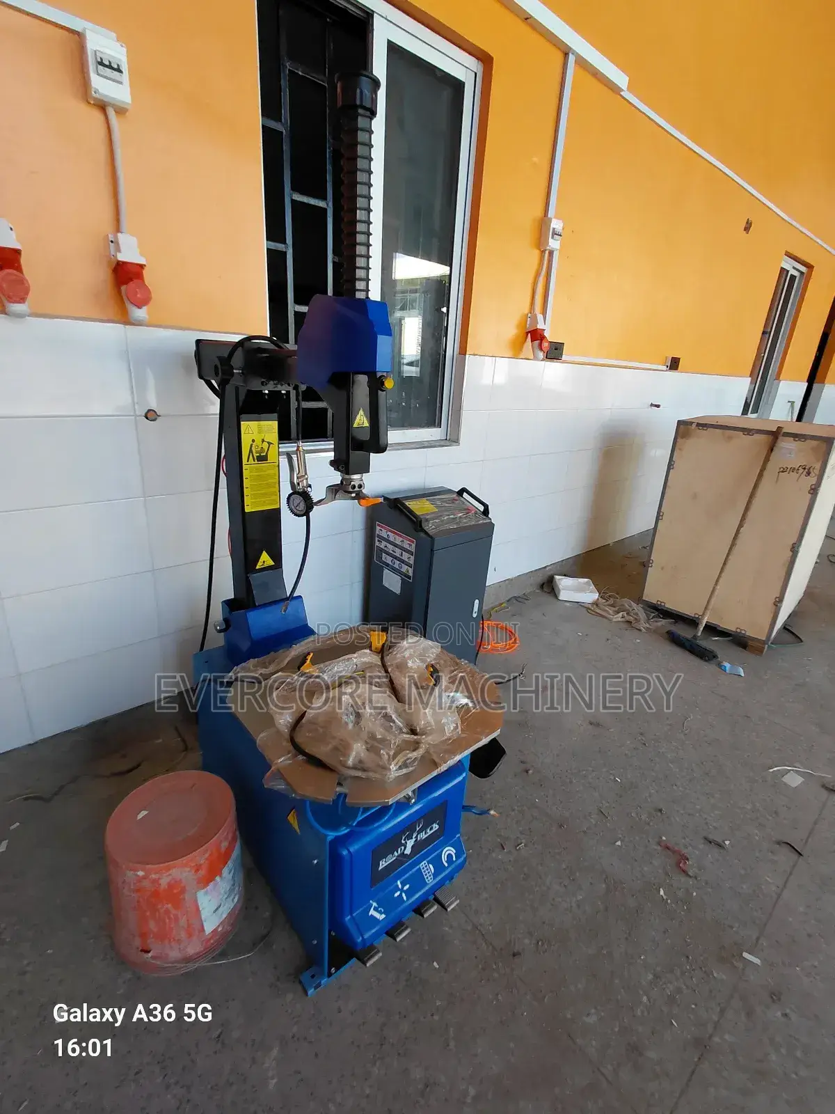 Roadbuck Italy Heavy Duty Electric Changer Machine.