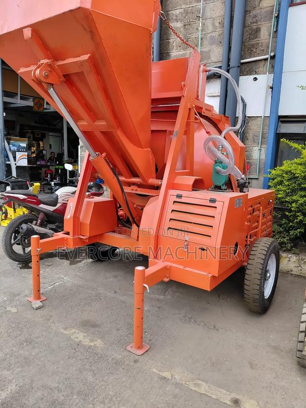 Heavy Duty Concrete Self Loading Mixer Diesel Water-Cooled 10hp Engine - main view