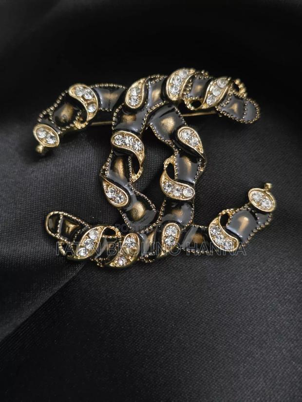 Chanel Big Brooches - thumbnail 2
