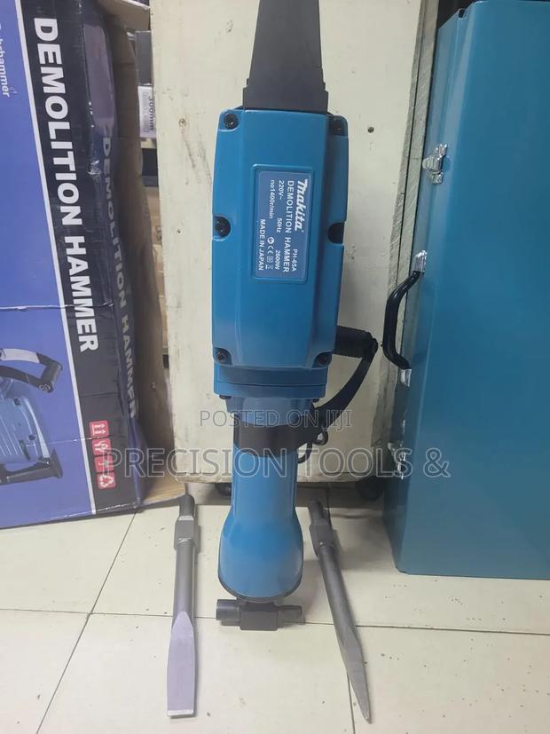 Makita Demolition Hammer (2,600 Watts )