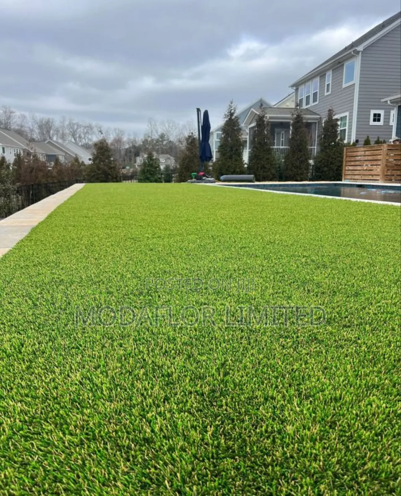Artificial Grass Carpet for Stylish Outdoor Cafés Coffee Shops