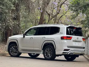 Toyota Land Cruiser LC300 2023 Pearl