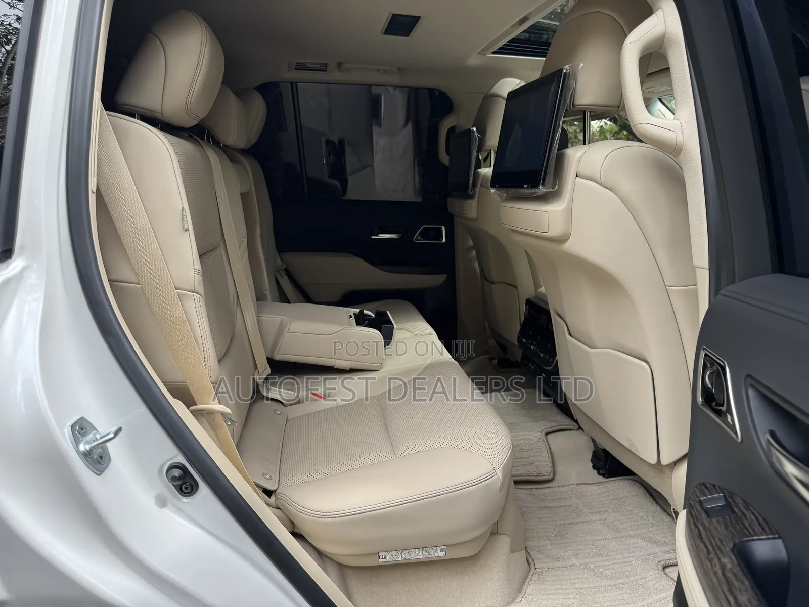 Toyota Land Cruiser LC300 2023 Pearl