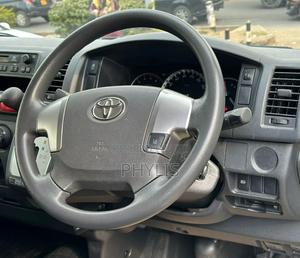 Toyota HiAce 2018 White - thumbnail 2