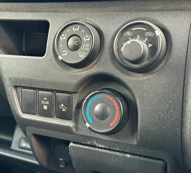 Toyota HiAce 2018 White - thumbnail 9