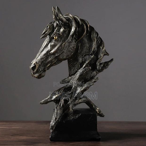Stock Modern 3d Handpainted Resin Horse Head Sculpture for Gifts