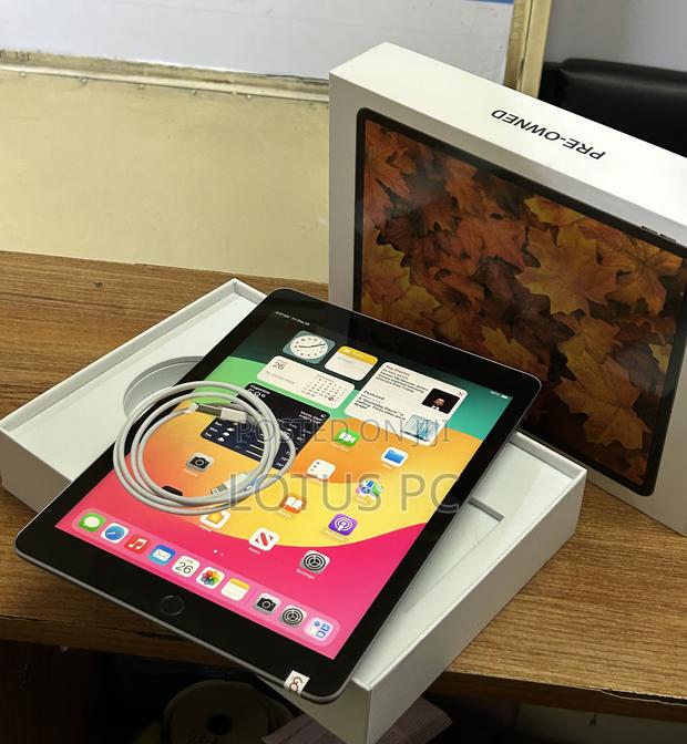 New Apple iPad 9.7 128 GB Gray - main view