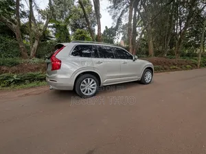 Volvo XC90 T5 Momentum AWD (2.0L 4cyl 8A) 2017 Gold