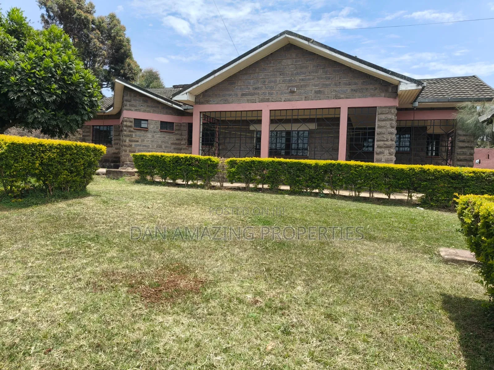 4bdrm Bungalow in Kerarapon Drive for rent