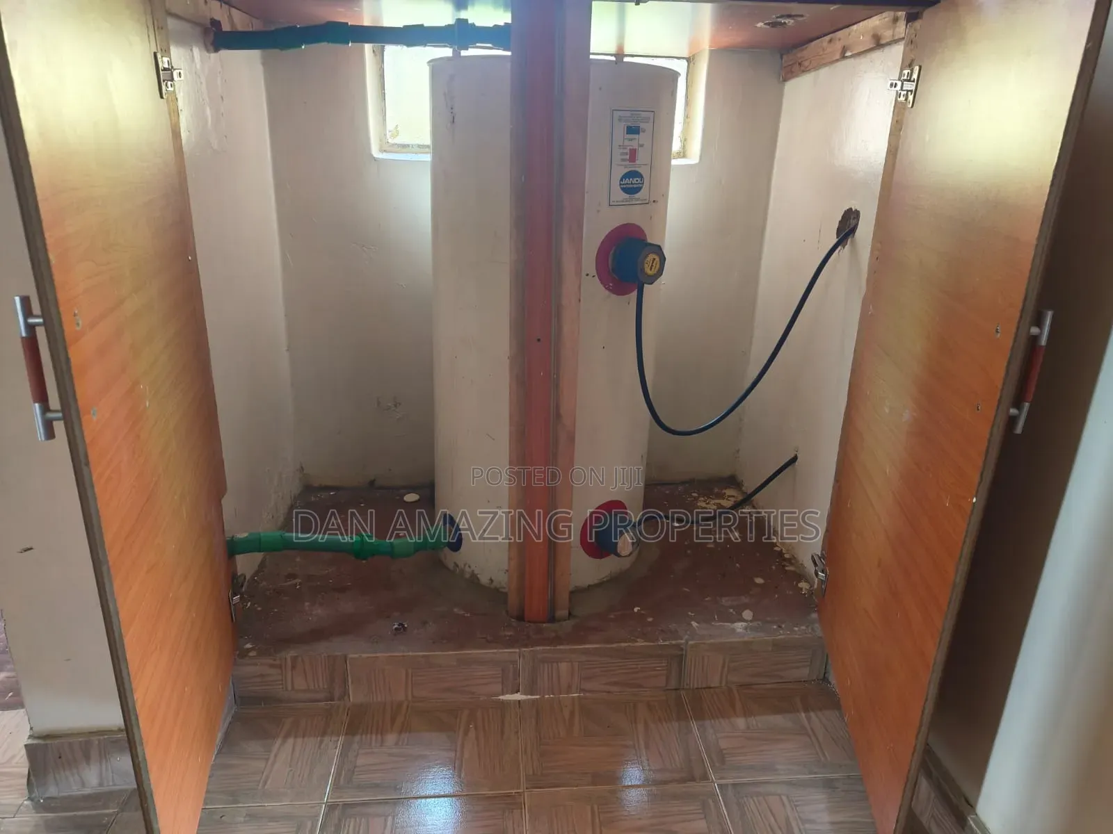 4bdrm Bungalow in Kerarapon Drive for rent