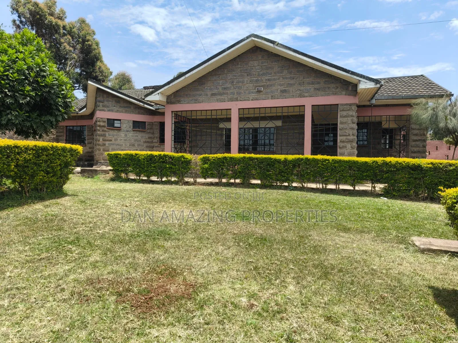 4bdrm Bungalow in Kerarapon Drive for rent
