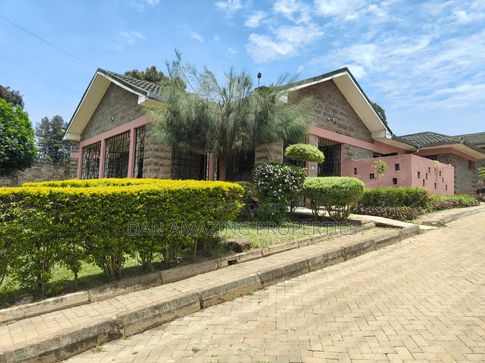 4bdrm Bungalow in Kerarapon Drive for rent