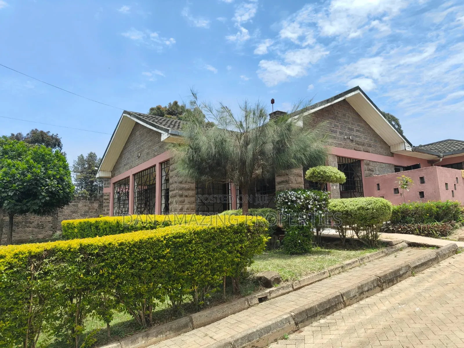 4bdrm Bungalow in Kerarapon Drive for rent