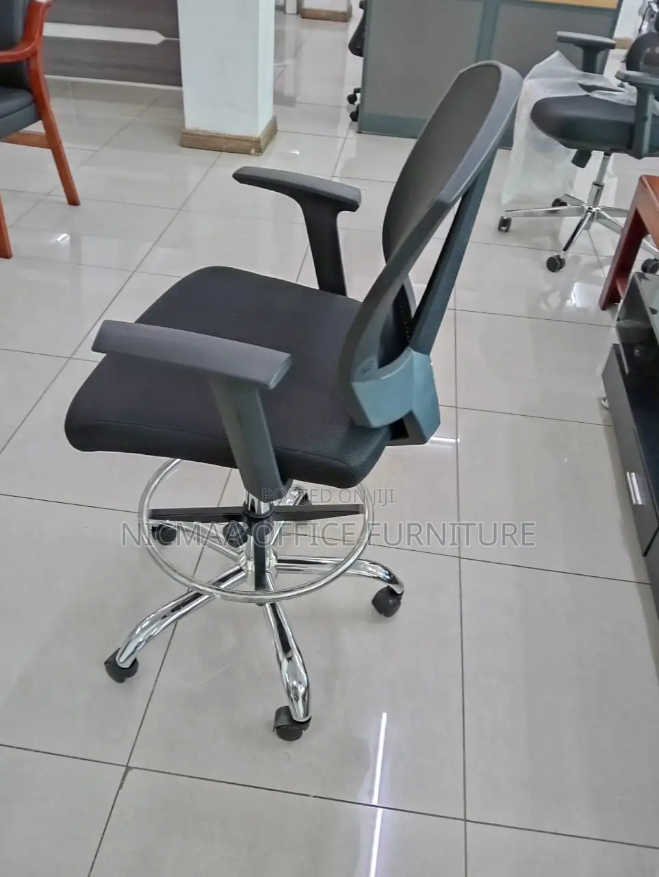 Ergonomic Comfort for Elevated Workspaces Seat