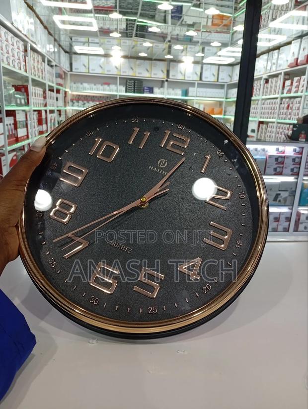 Highly Designed Wall Clock With Pinhole CCTV 1080p - main view