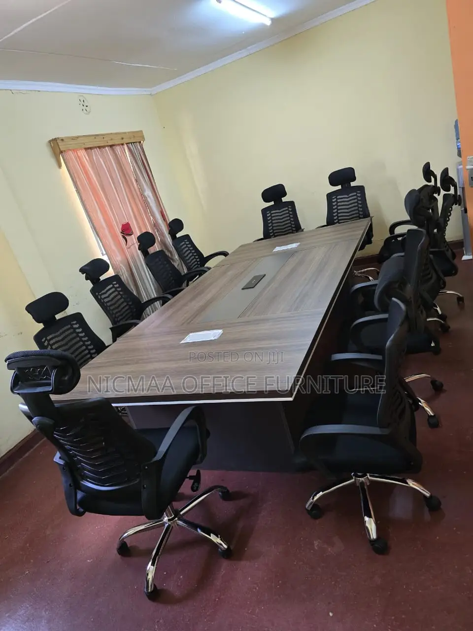 Premium Finish, Built for Collaboration Advanced Desk