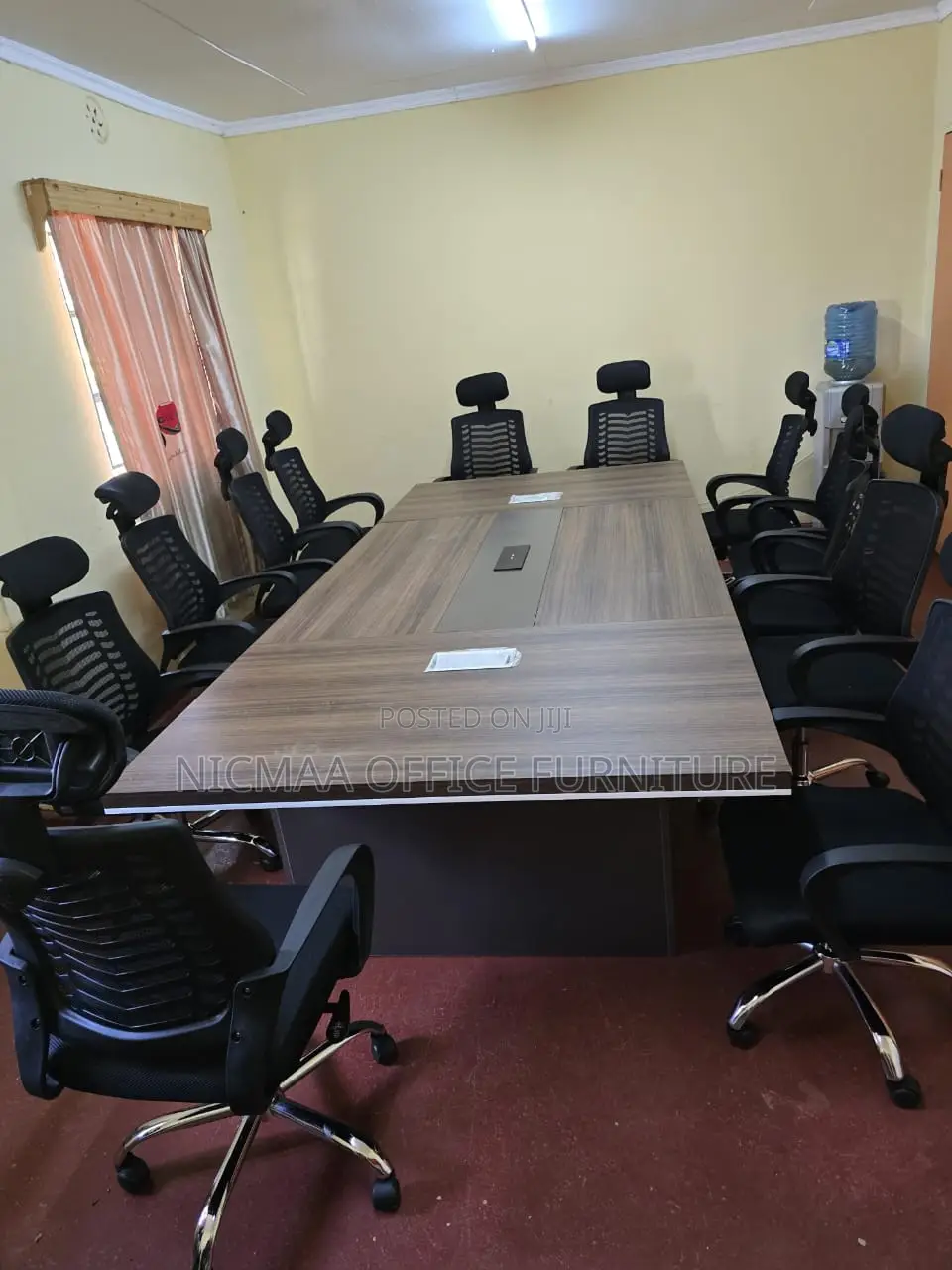 Premium Finish, Built for Collaboration Advanced Desk