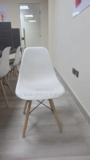 Sleek, Sturdy Stylish Eames Seat