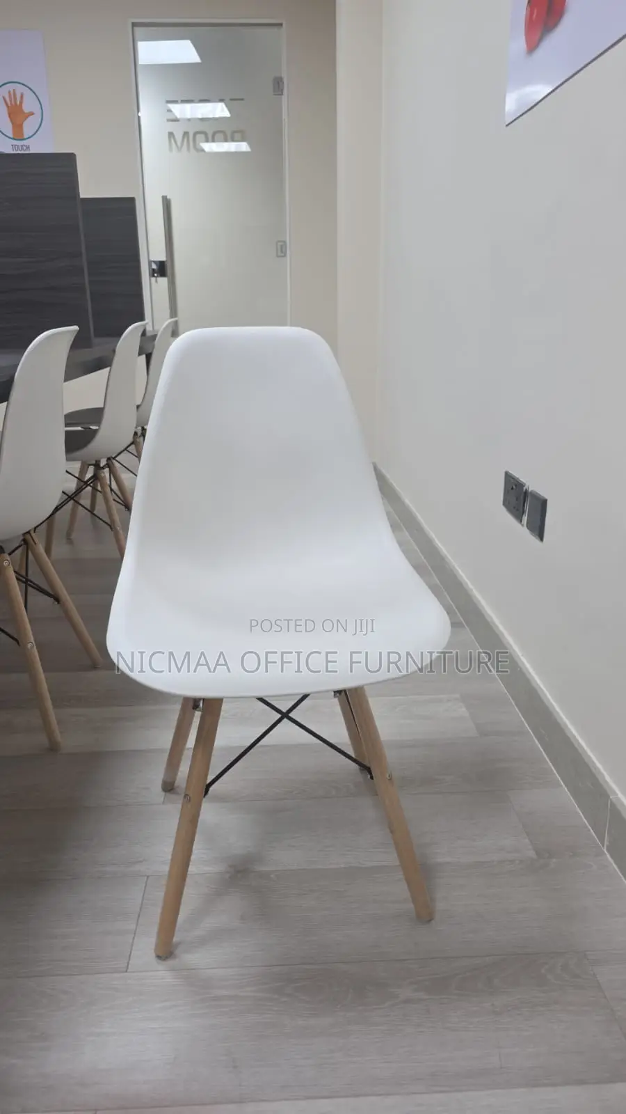 Sleek, Sturdy Stylish Eames Seat
