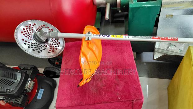 Heavy Duty Backpack 4-Stroke Brushcutter Machine.