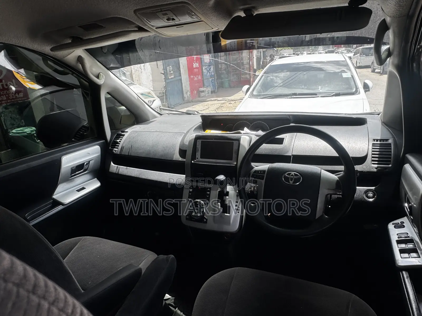 Toyota Noah 2.0 158hp FWD (7 Seater) 2013 Gray