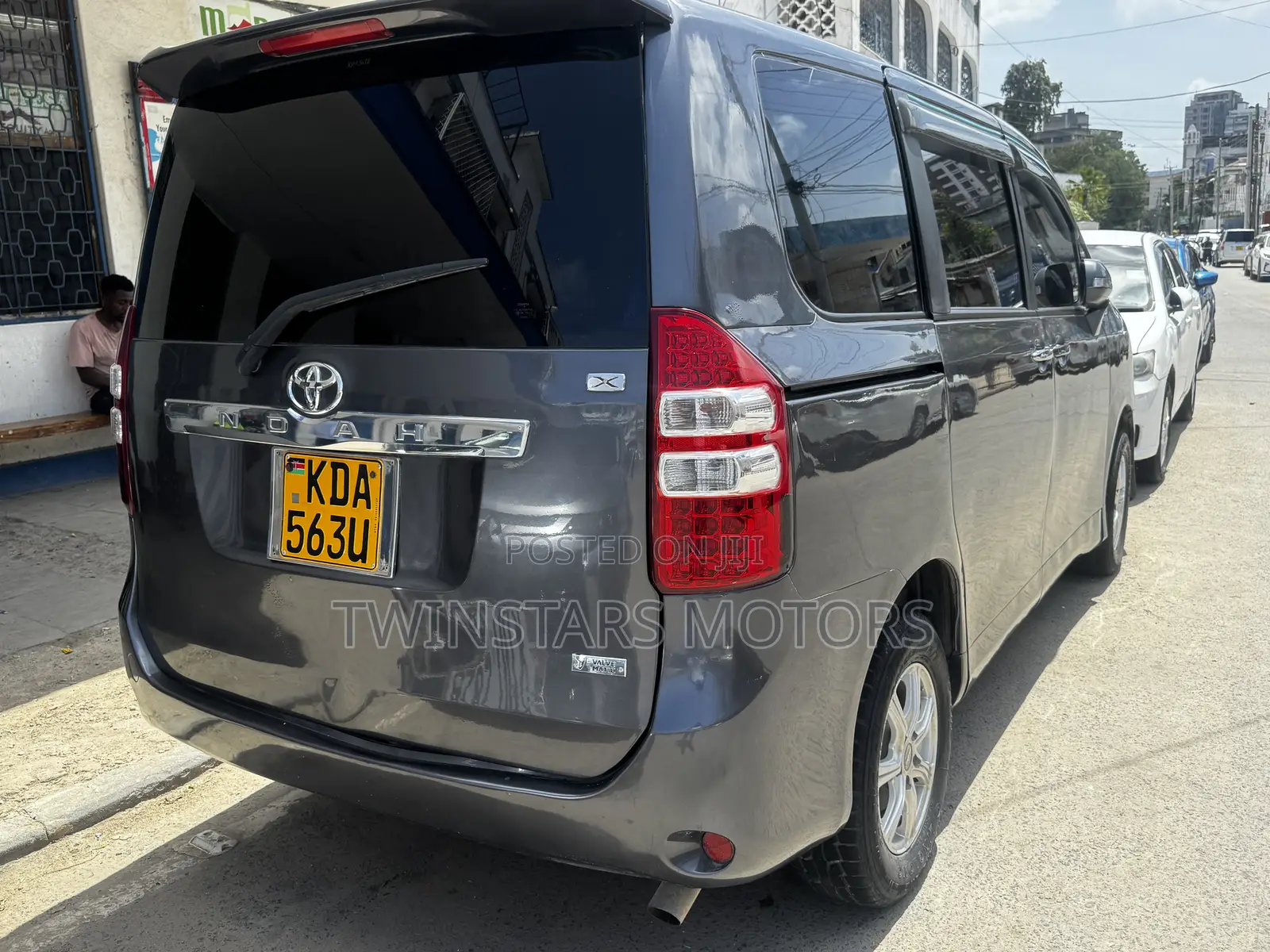 Toyota Noah 2.0 158hp FWD (7 Seater) 2013 Gray