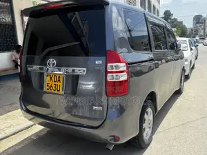 Toyota Noah 2.0 158hp FWD (7 Seater) 2013 Gray