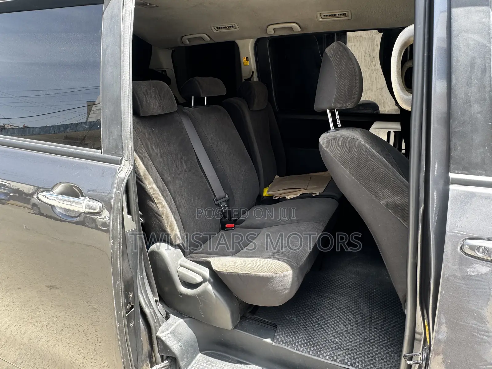 Toyota Noah 2.0 158hp FWD (7 Seater) 2013 Gray
