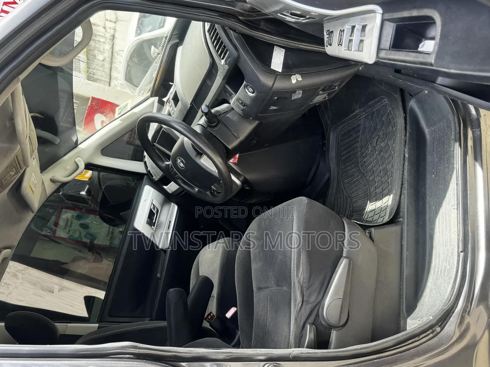 Toyota Noah 2.0 158hp FWD (7 Seater) 2013 Gray