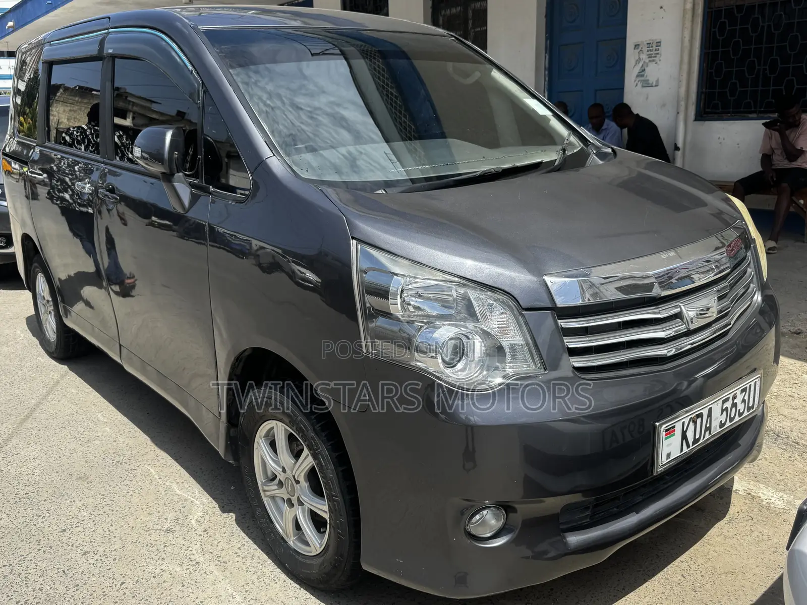 Toyota Noah 2.0 158hp FWD (7 Seater) 2013 Gray