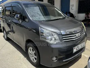Toyota Noah 2.0 158hp FWD (7 Seater) 2013 Gray
