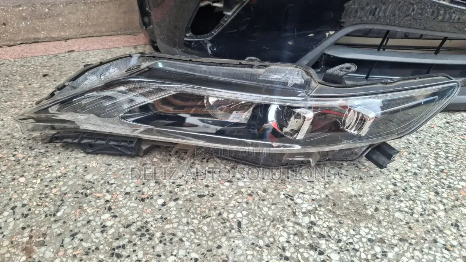 Toyota Harrier Headlight