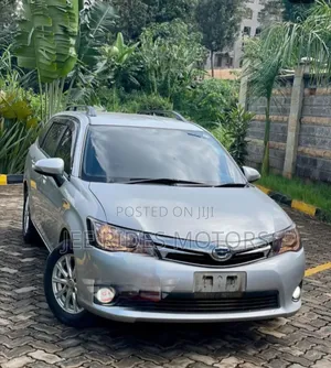 Toyota Corolla Fielder 1.5 Hybrid FWD 2015 Silver