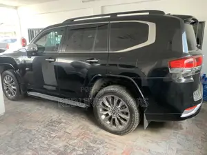 Toyota Land Cruiser LC300 2023 Black