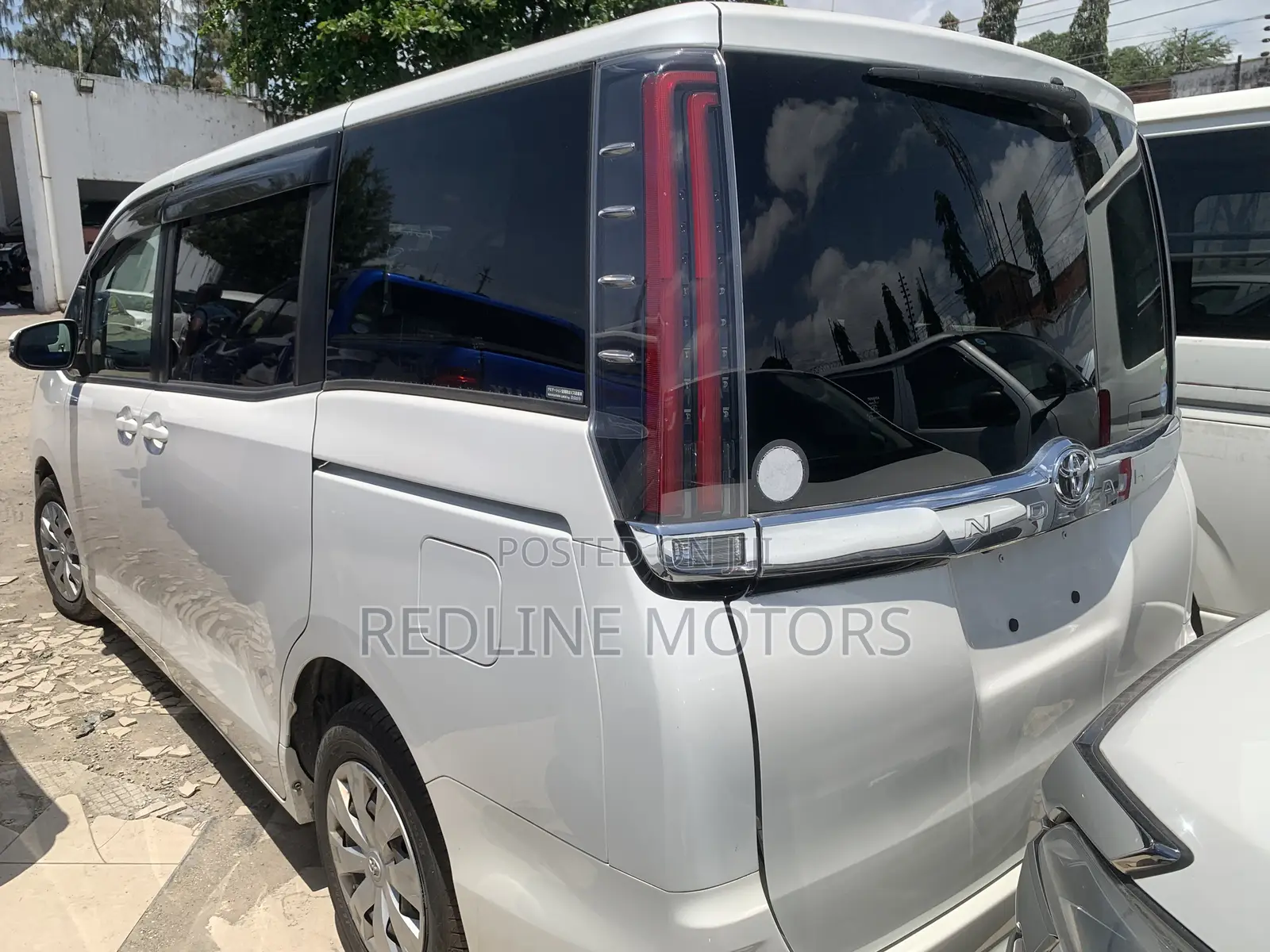 Toyota Noah 2.0 FWD (6 Seater) 2018 Off white