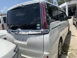 Toyota Noah 2.0 FWD (6 Seater) 2018 Off white