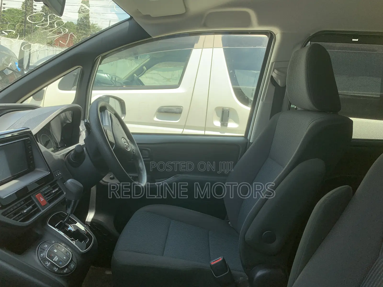 Toyota Noah 2.0 FWD (6 Seater) 2018 Off white