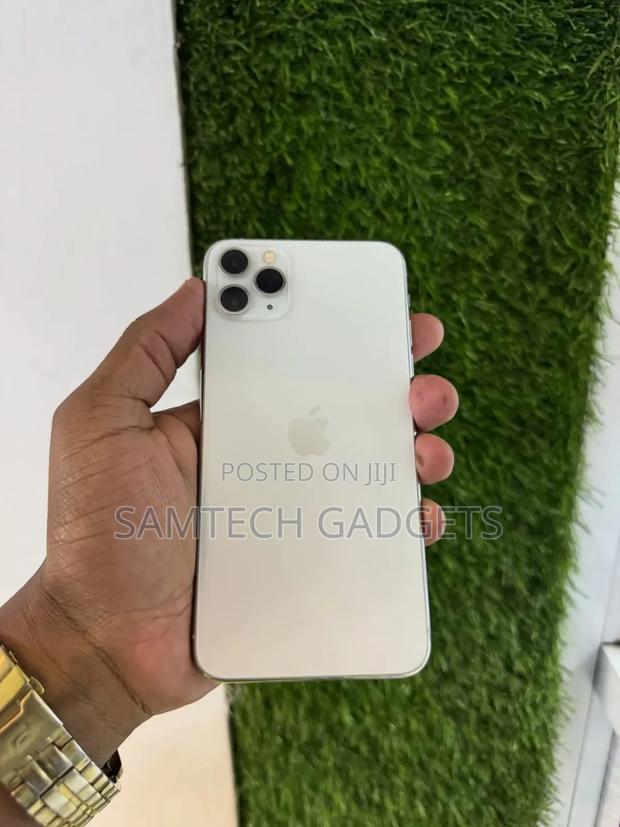 New Apple iPhone 11 Pro 256 GB Gold - main view