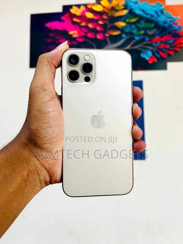 New Apple iPhone 12 Pro 256 GB Gold - main view