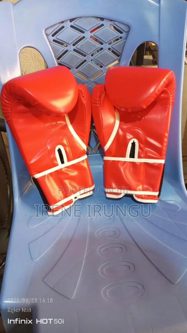 Adjustment Boxing Gloves+ Red Everlast Boxing Gloves - main view