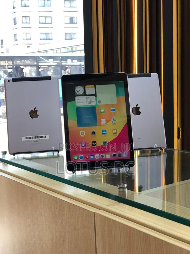 Apple iPad 9.7 128 GB Silver - main view