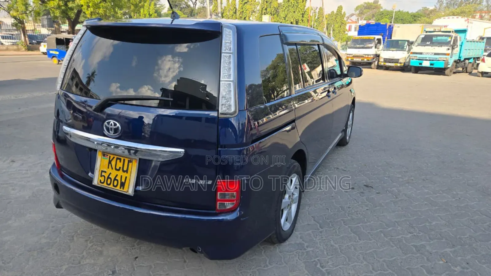 Toyota ISIS 2012 Blue