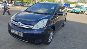 Toyota ISIS 2012 Blue