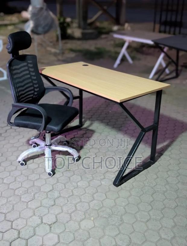 Simple Working Table and Headrest - main view