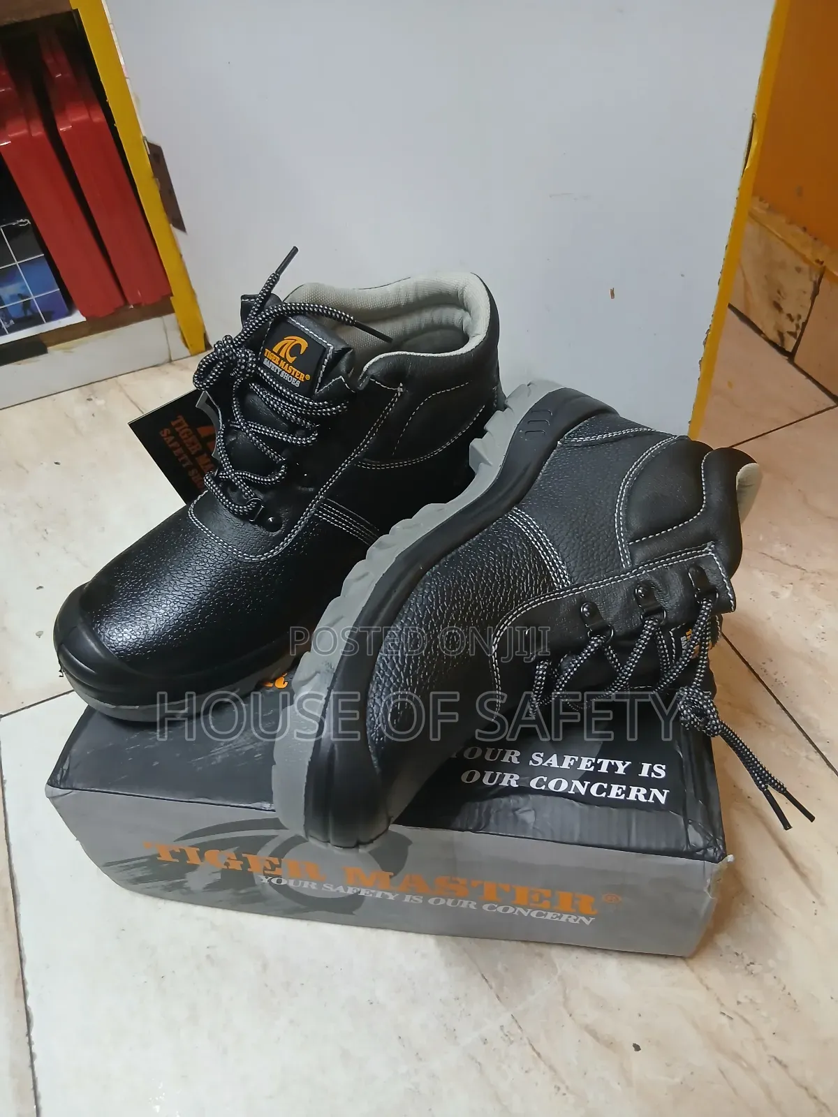 Safety Boot Featuring Shock-absorbing Sole