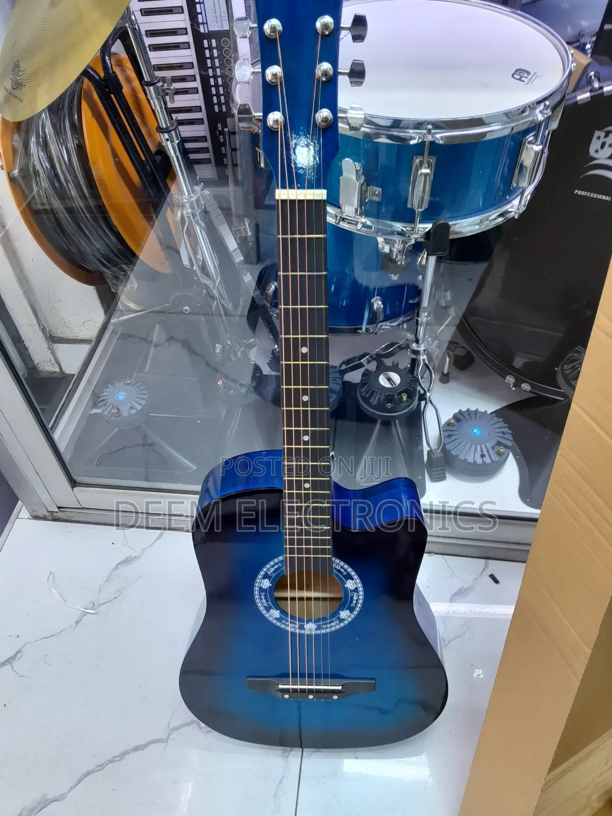 Box Guitar 38" Happy