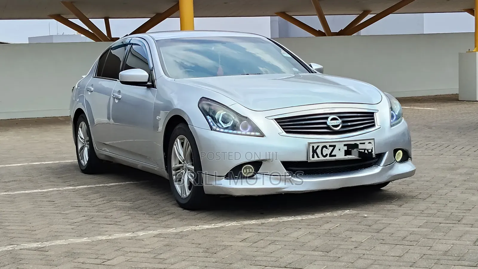 Nissan Skyline 2013 Silver