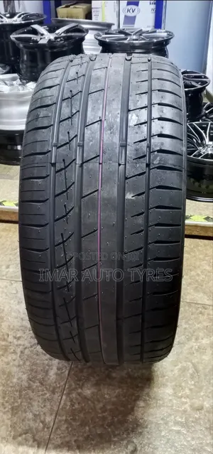 305/40r22 Accelera