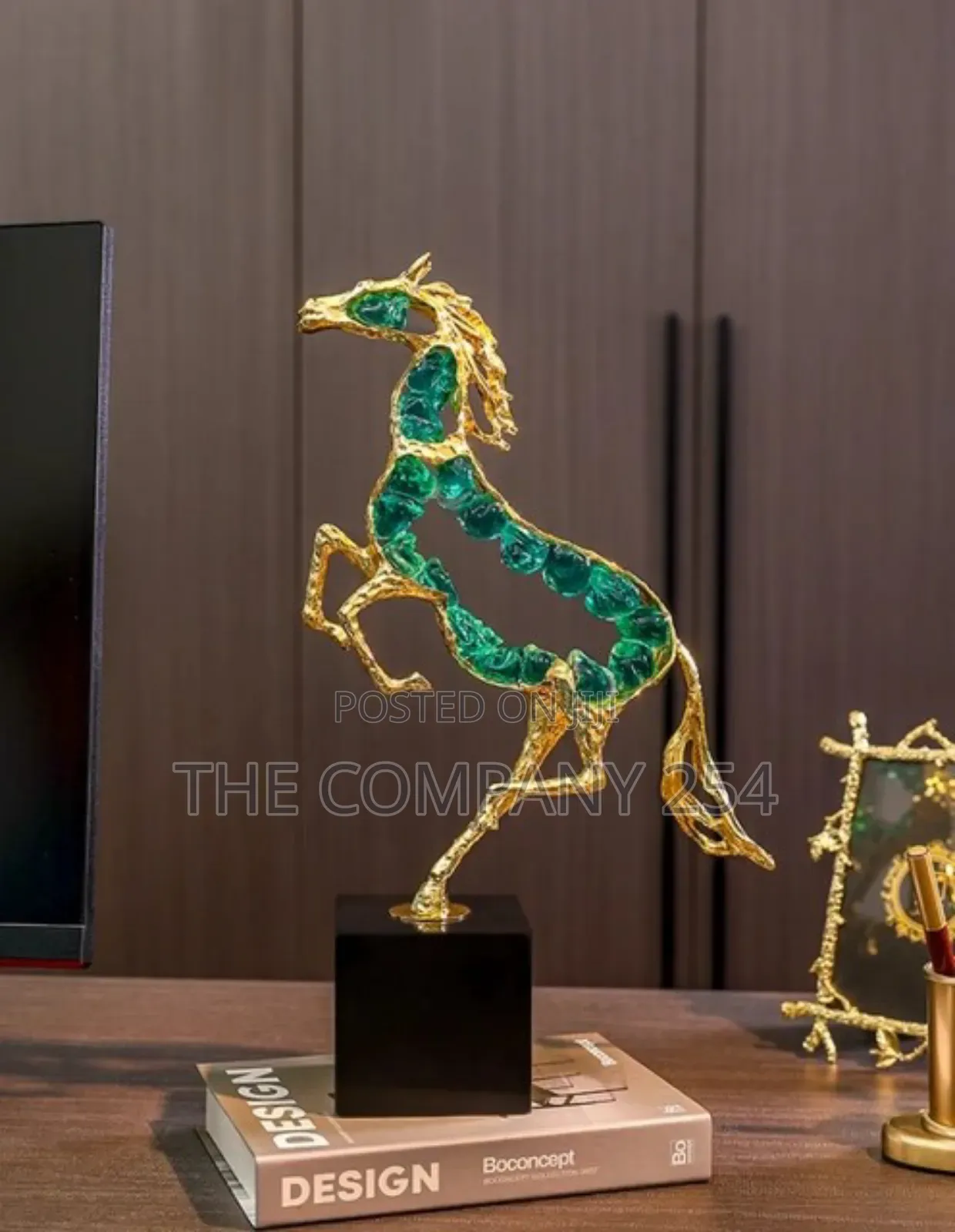 *Luxury Modern Crystal Horse Statue Sculpture.*
