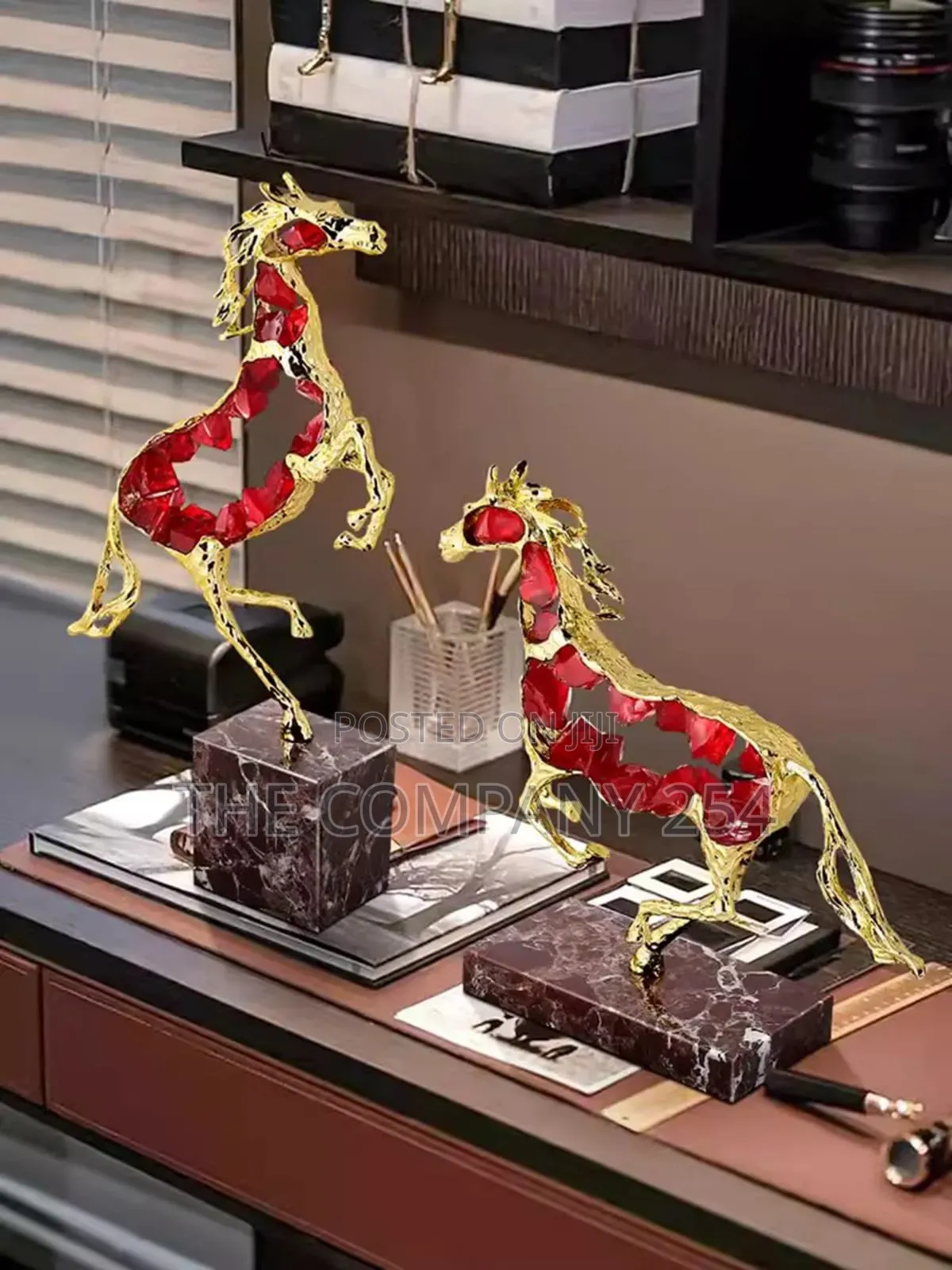 *Luxury Modern Crystal Horse Statue Sculpture.*